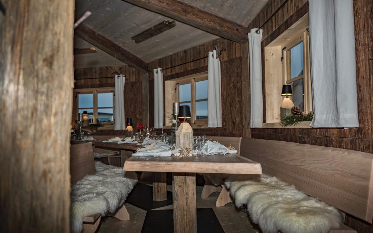Gemütliche Einrichtung aus Holz in der mietbaren Party Location nähe Ingolstadt und Nürnberg