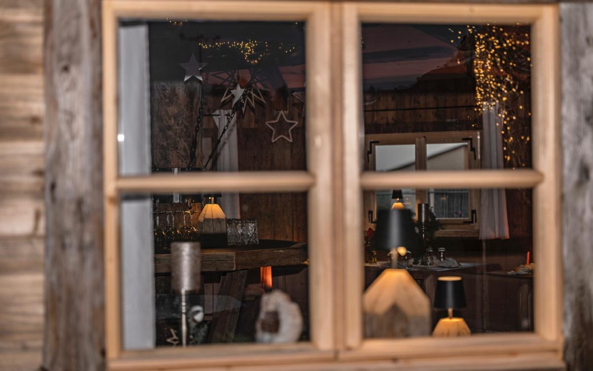 Bild durch die Scheibe der mietbaren Party Location nähe Ingolstadt und Nürnberg